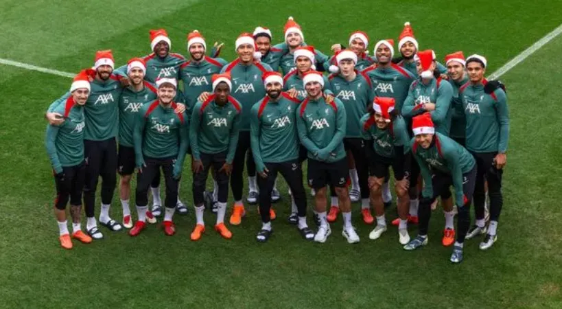 Alexis Mac Allister junto a sus compañeros del Liverpool en el entrenamiento de este 25 de diciembre.