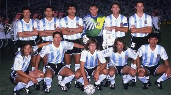 Arriba: Basualdo, Altamirano, Fabián Vázquez, Goycochea, Ruggeri y Redondo Abajo: Caniggia, el Cholo Simeone, Batistuta, Leo Rodríguez y José Luis Villarreal
