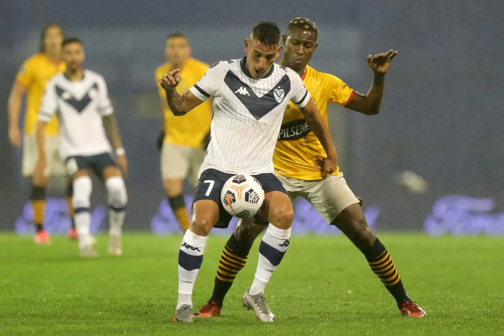 Centurión vs. Barcelona de Ecuador, su actual pretendiente.