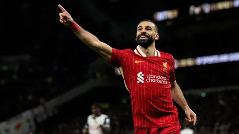 Mohamed Salah festeja su gol en la victoria por 3-1 de Liverpool sobre Leicester.
