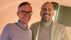 Foster Gillett, junto al presidente de Estudiantes, Juan Sebastián Verón.