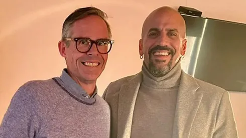 Foster Gillett, junto al presidente de Estudiantes, Juan Sebastián Verón.