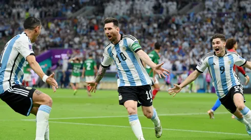 Di María, Messi y Julián festejan el primer gol de Argentina ante México en Qatar 2022.