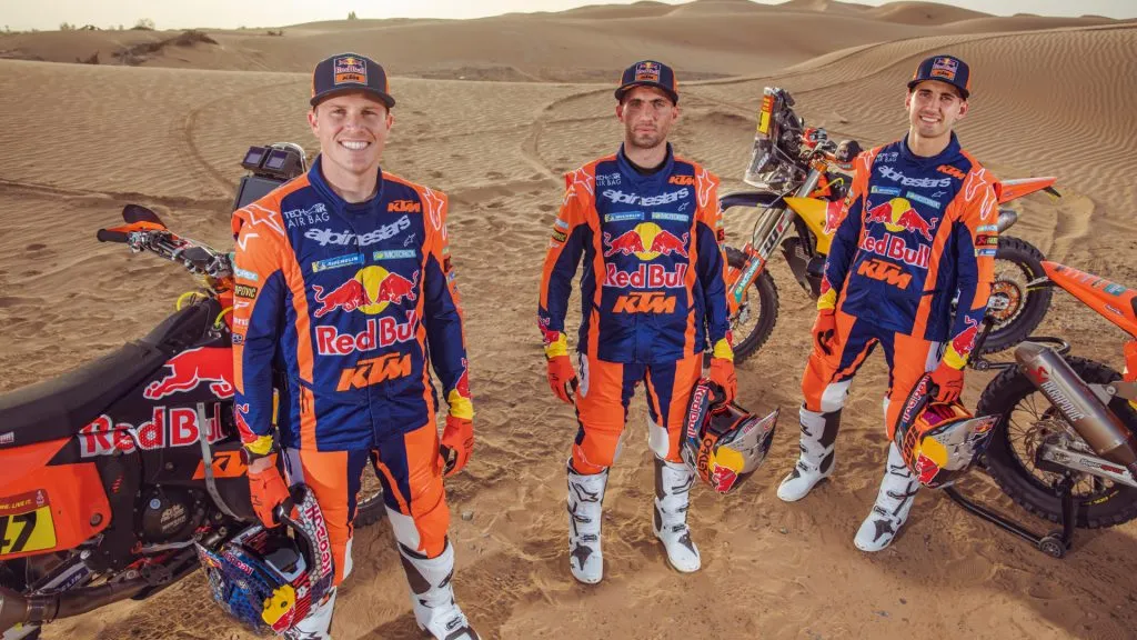 El australiano Daniel Sanders, junto a los hermanos Benavídes (Gentileza Red Bull).