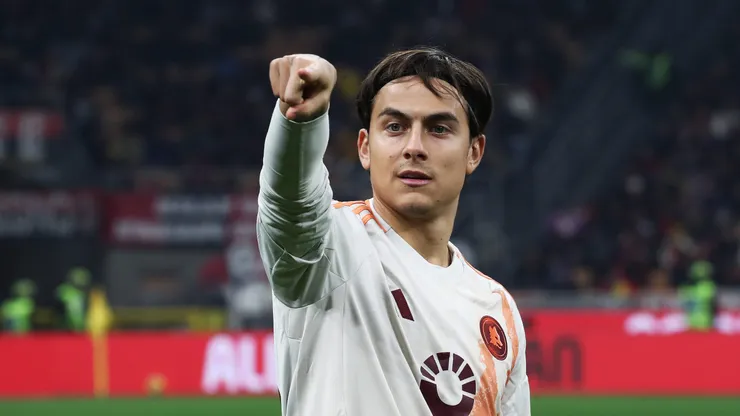 El golazo de Dybala, de derecha, para que Roma le empate a Milan por la Serie A