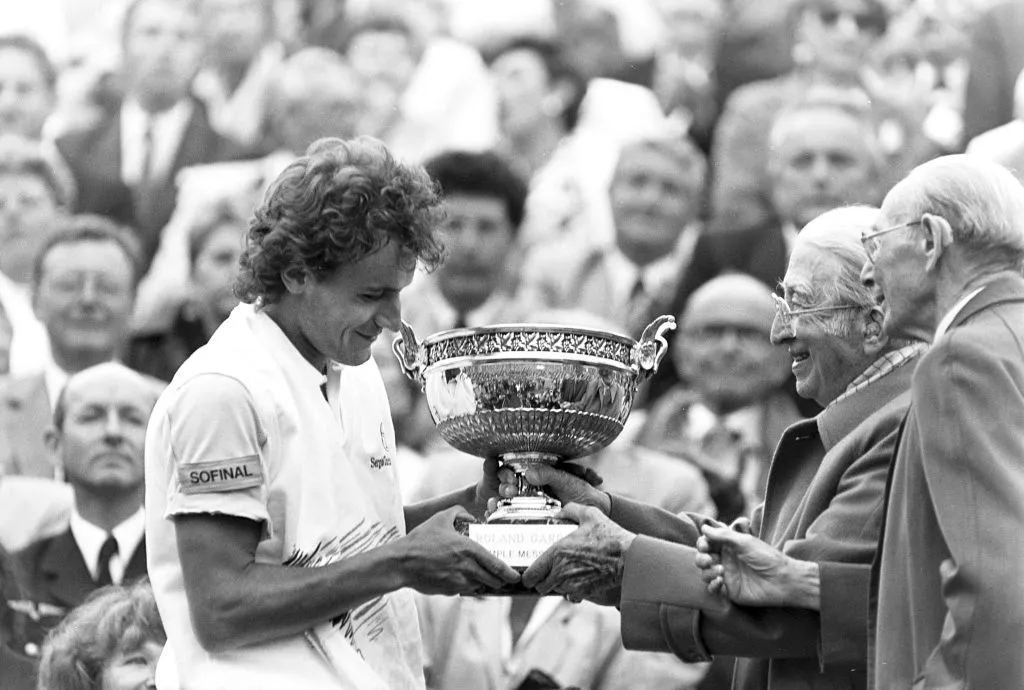 Mats Wilander con el trofeo de Roland Garros de 1982.