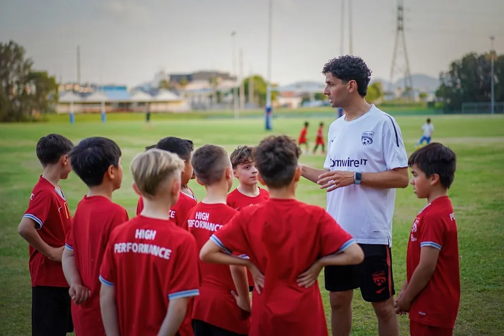 El Chelo trabajando con los más chicos. Foto IG.