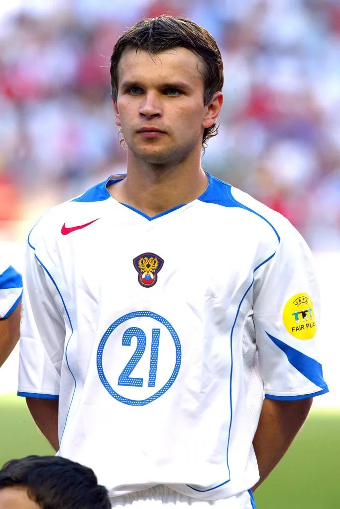 Aleksei Bugaev disputando la Euro 2004 con Rusia.