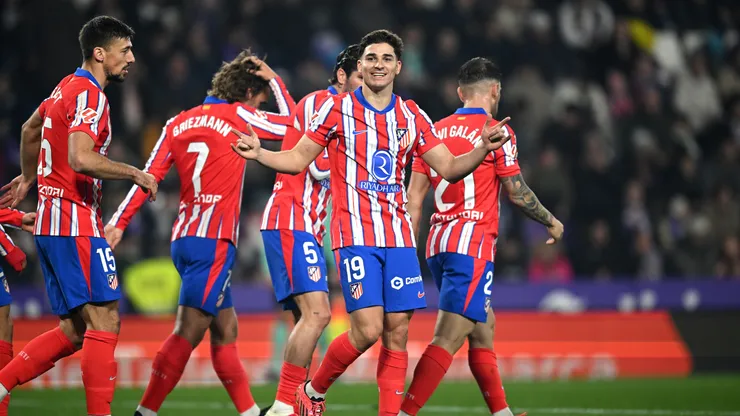 Julián Álvarez, junto a varios jugadores del Atlético de Madrid.