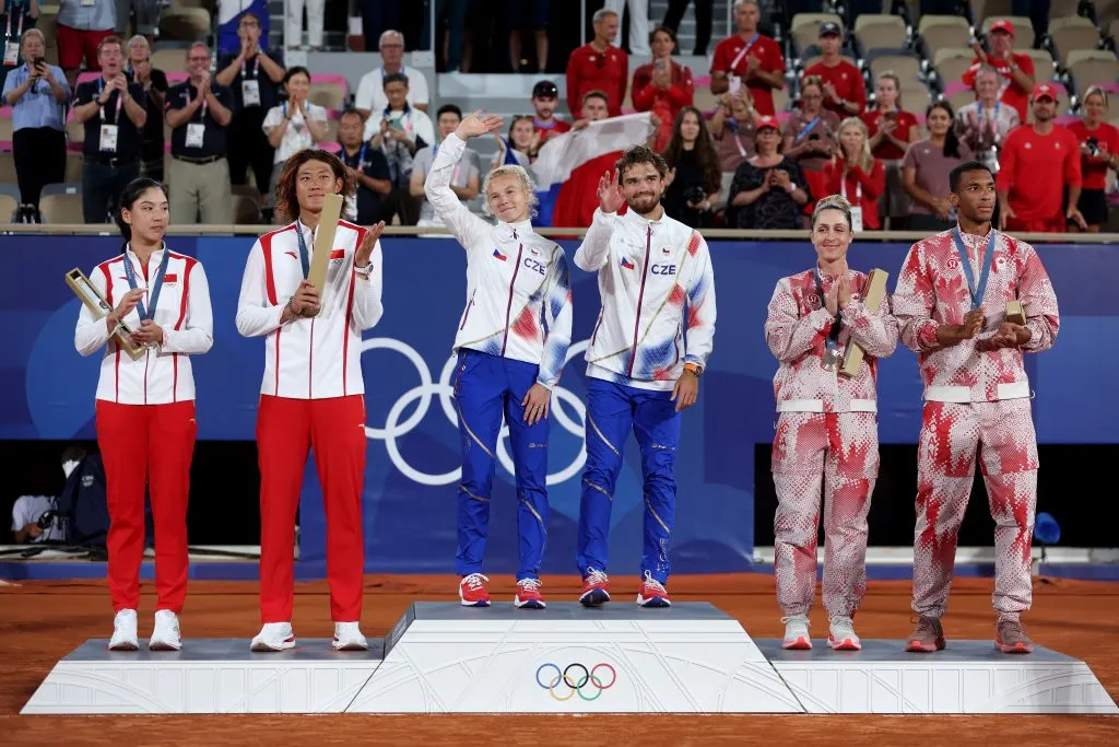 Dabrowski y Auger-Aliassime en el podio de París 2024. (Foto: Getty).