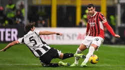 Theo Hernández y Manuel Locatelli disputan la pelota en el último enfrentamiento entre Juventus y Milan que terminó igualado sin goles.