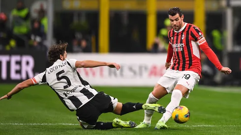 Theo Hernández y Manuel Locatelli disputan la pelota en el último enfrentamiento entre Juventus y Milan que terminó igualado sin goles.