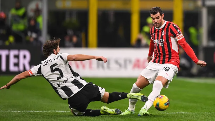 Theo Hernández y Manuel Locatelli disputan la pelota en el último enfrentamiento entre Juventus y Milan que terminó igualado sin goles.