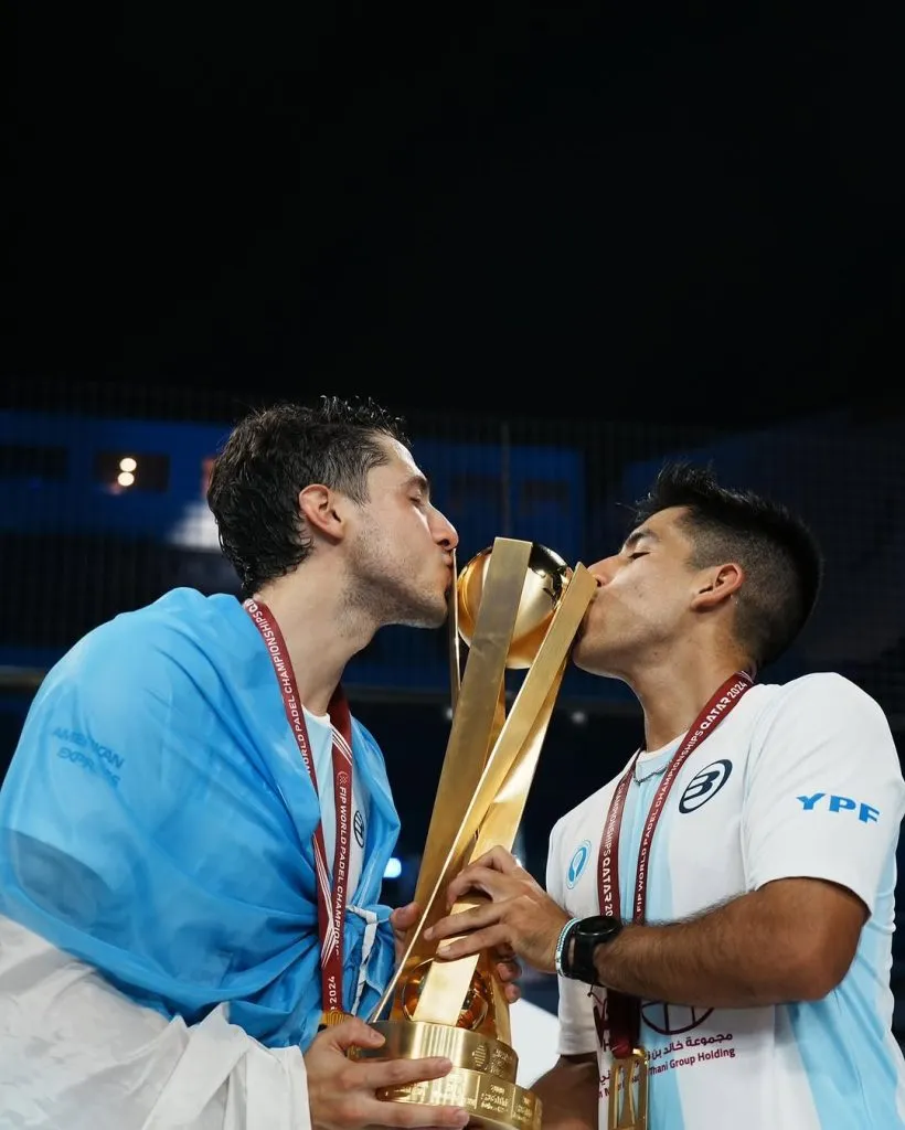 Federico Chingotto junto a Agustín Tapia tras ganar el Mundial.
