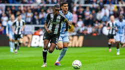 Alexander Isak y Cuti Romero disputan la pelota en la victoria de Newcastle ante Tottenham en la fecha 3 de la actual Premier League.