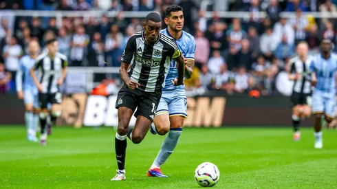 Alexander Isak y Cuti Romero disputan la pelota en la victoria de Newcastle ante Tottenham en la fecha 3 de la actual Premier League.