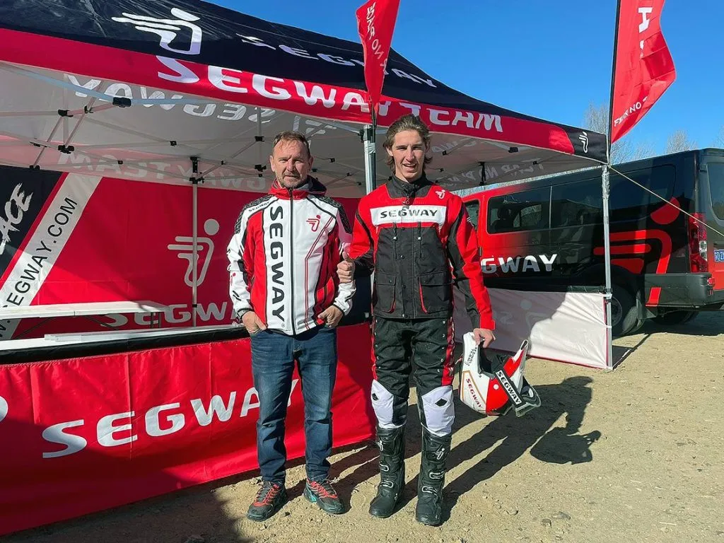 Pedro y Benjamín Pascual, padre e hijo comparten la pasión por las carreras. (@INFORMOTO)