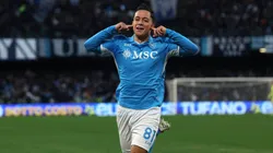 Giacomo Raspadori celebra su tanto para Napoli en el compromiso frente a Venezia en la Serie A 2024/25.