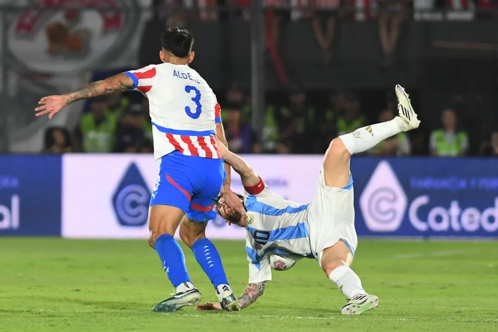 Dura entrada de Alderete sobre Messi.