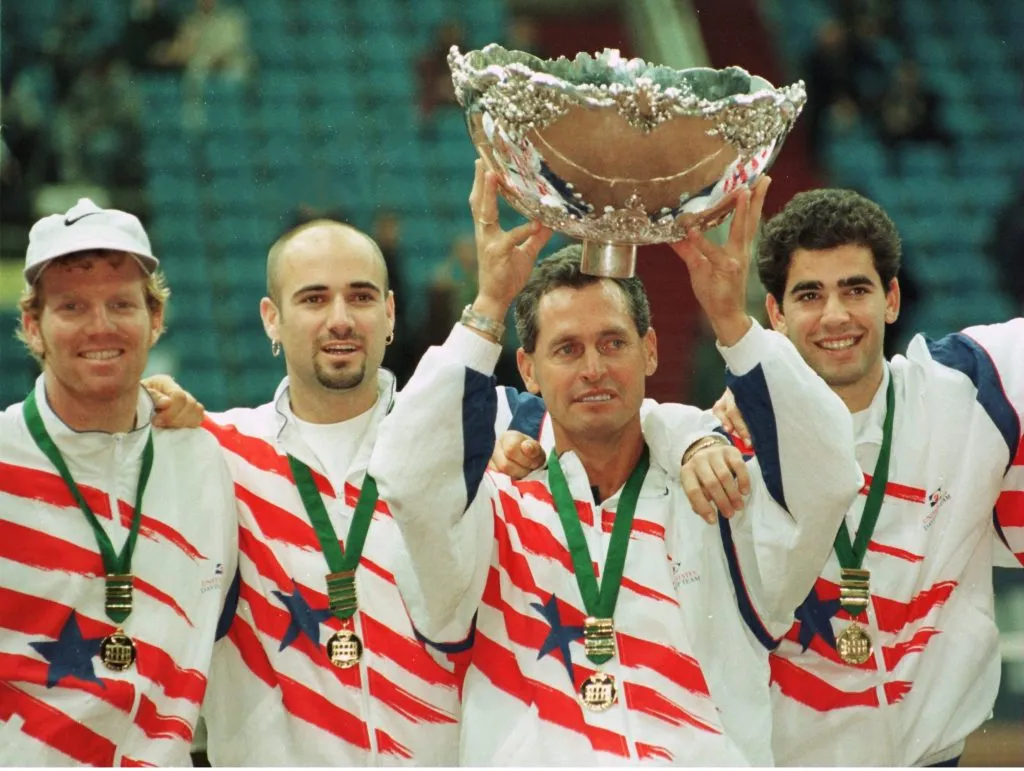 El equipo de Estados Unidos campeón de la Copa Davis 1995: Richie Reneberg, Jim Courier, Andre Agassi, el capitán Toom Gullikson, Pete Sampras y Todd Martin.