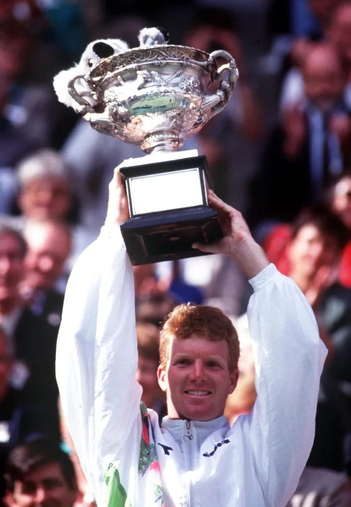 Jim Courier alza el trofeo de campeón del Abierto de Australia de 1992.
