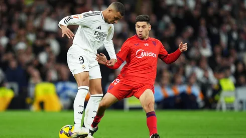 Montiel, frente a Mbappé en un partido entre Sevilla y Real Madrid en diciembre de 2024.