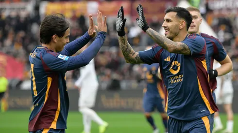Leandro Paredes y Paulo Dybala, jugadores de Roma, celebran uno de los goles contra Parma.