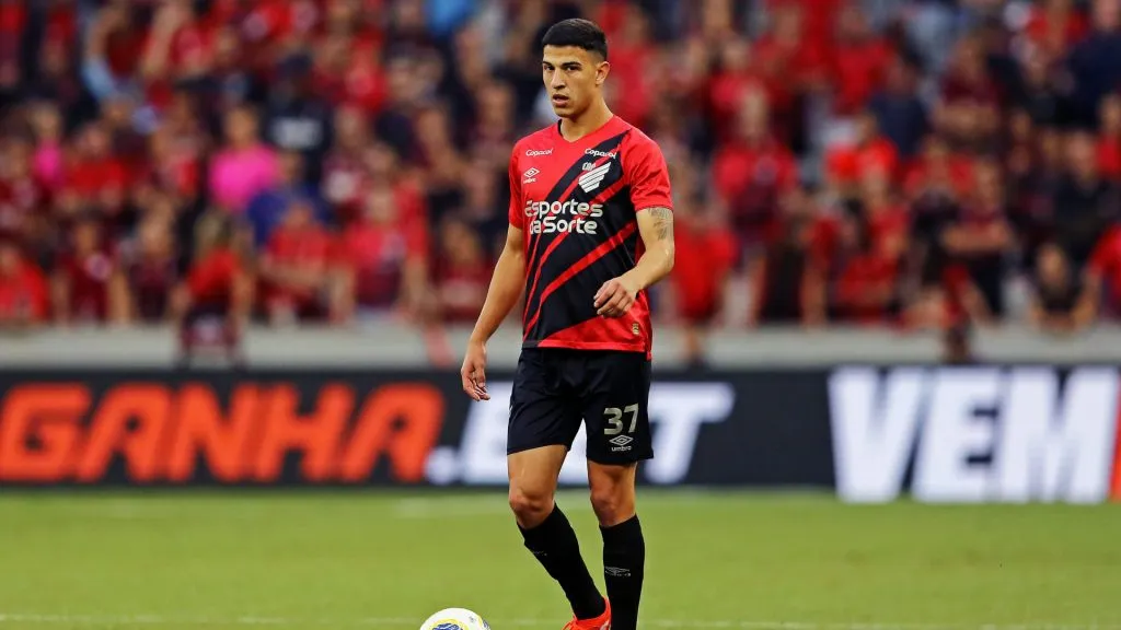 Lucas Esquivel, lateral izquierdo que descendió con Paranaense (Heuler Andrey/Getty Images).