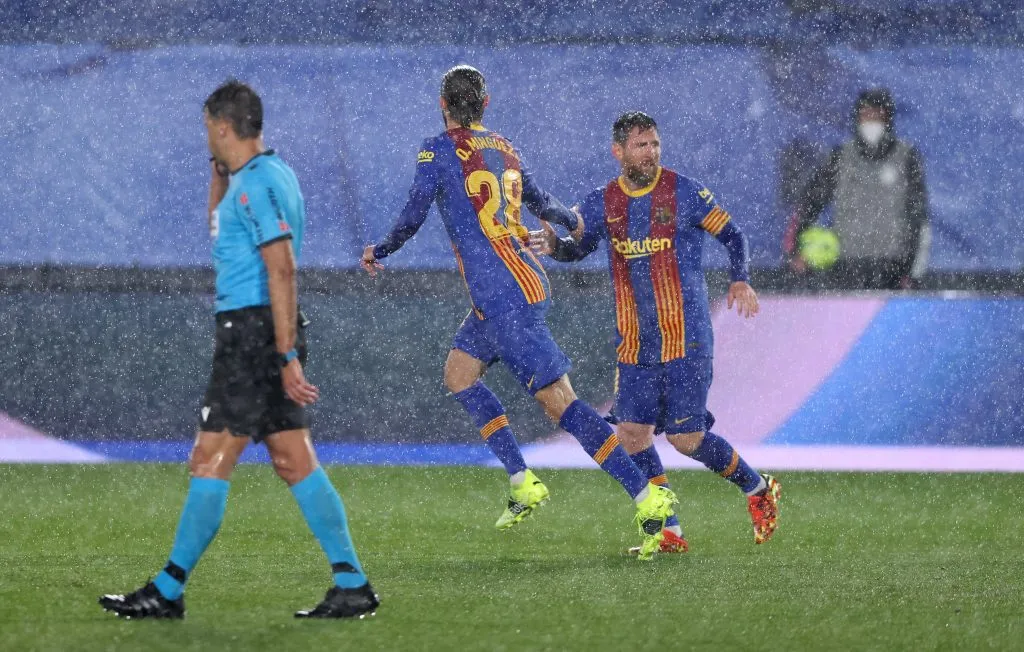 Mingueza junto con Messi en Barcelona. Ahora, los Culés y Aston Villa se lo pelean (Getty)