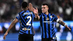 Lautaro Martínez festeja junto a Denzel Dumfries uno de los goles del neerlandés en la victoria por 2-0 ante Atalanta en las semifinales de la Supercopa de Italia.