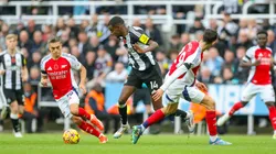 Alexander Isak ante la presión de Kai Havertz y Leandro Trossard en la victoria de Newcastle United sobre Arsenal.