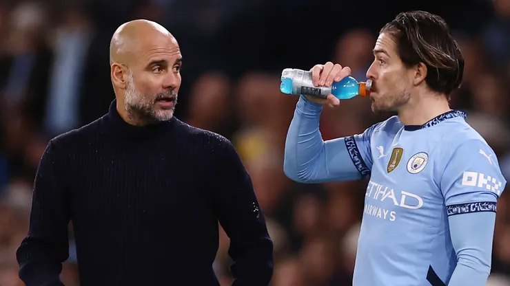 Pep Guardiola junto a Jack Grealish.