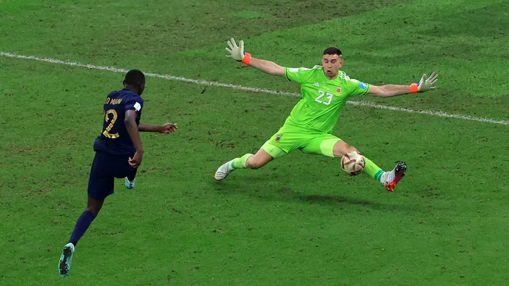 A más de dos años de Qatar 2022, Dibu Martínez y Kolo Muani podrían ser compañeros en el Aston Villa