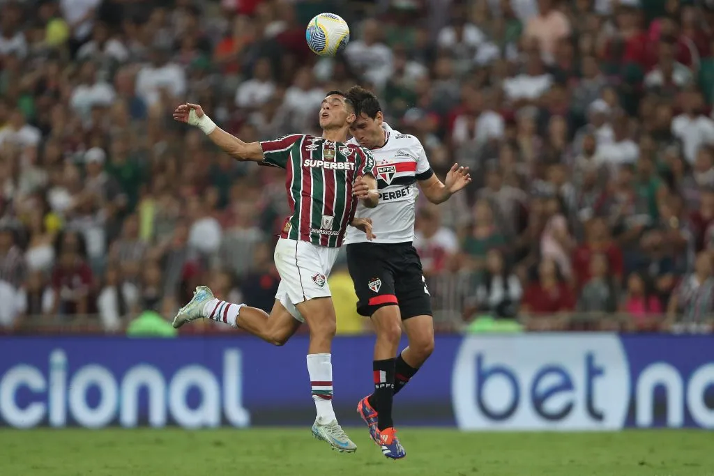 Nahuel Ferraresi disputa el balón con Kevin Serna. (Getty Images)