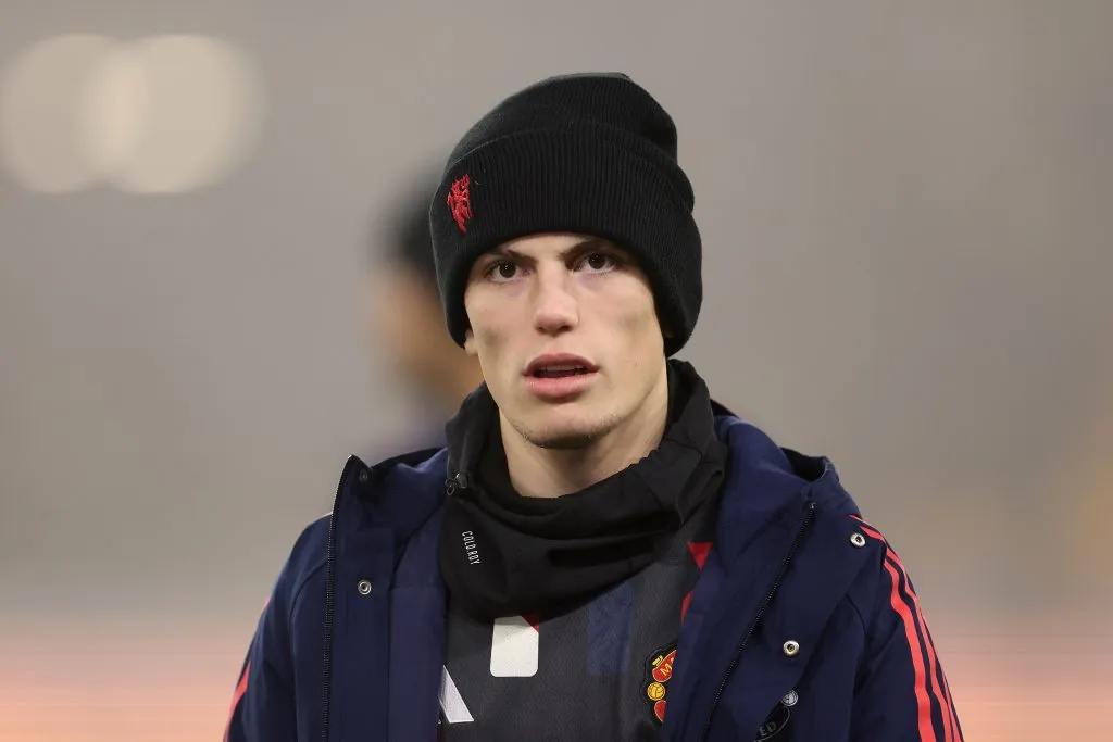 Carragher cree que vender a Garnacho, si llega una buena oferta, sería la decisión correcta.