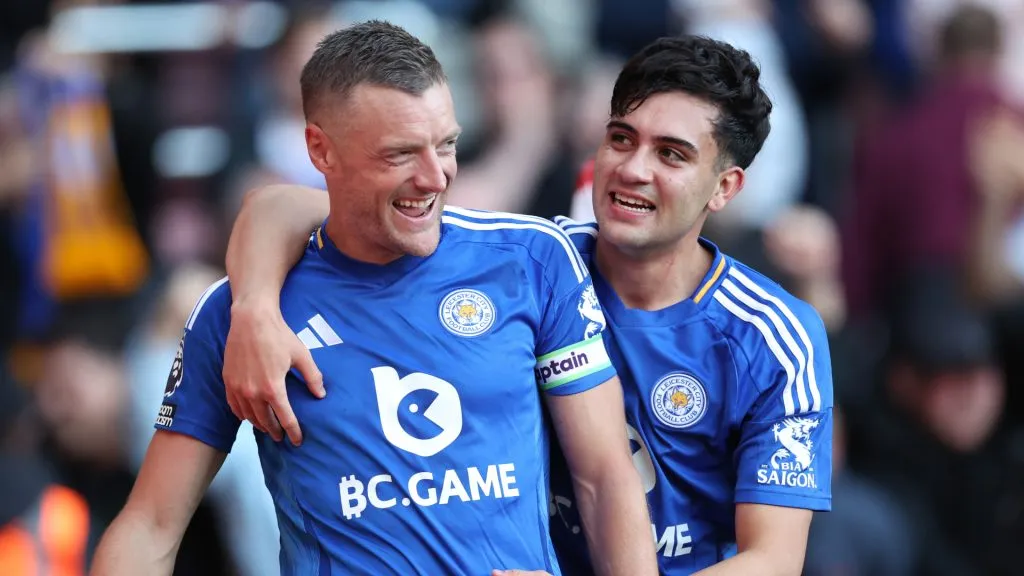 Facundo Buonanotte, junto a Jamie Vardy, figuras de Leicester (Dan Istitene/Getty Images).