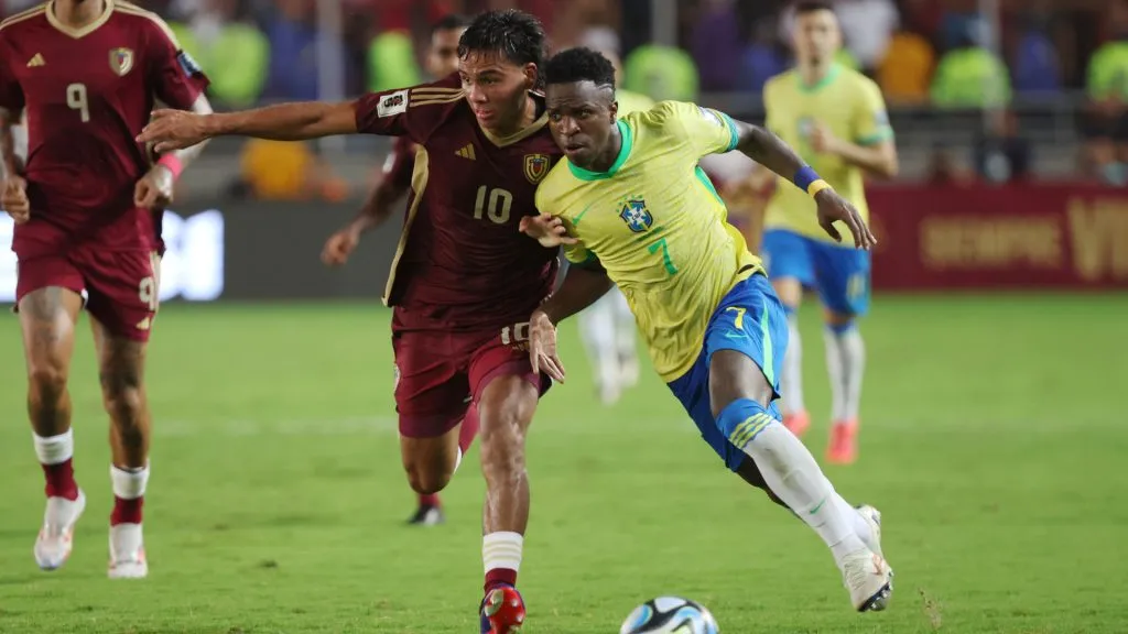 Telasco Segovia, ante Vinícius en un Venezuela vs. Brasil (Edilzon Gamez/Getty Images).