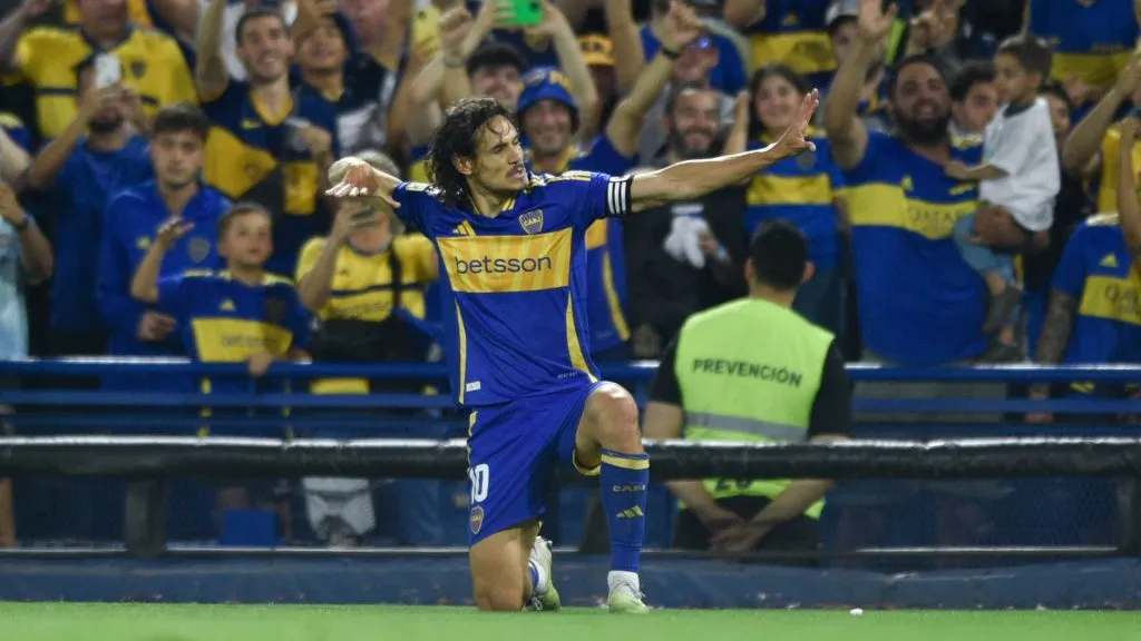 Edinson Cavani, delantero uruguayo del Xeneize, y su clásico festejo en La Bombonera.