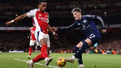 Jurrien Timber y Alejandro Garnacho disputan la pelota en la victoria de los Gunners por 2-0 ante Manchester United por la fecha 14 de la Premier League.