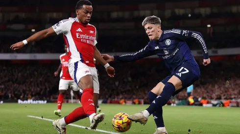 Jurrien Timber y Alejandro Garnacho disputan la pelota en la victoria de los Gunners por 2-0 ante Manchester United por la fecha 14 de la Premier League.