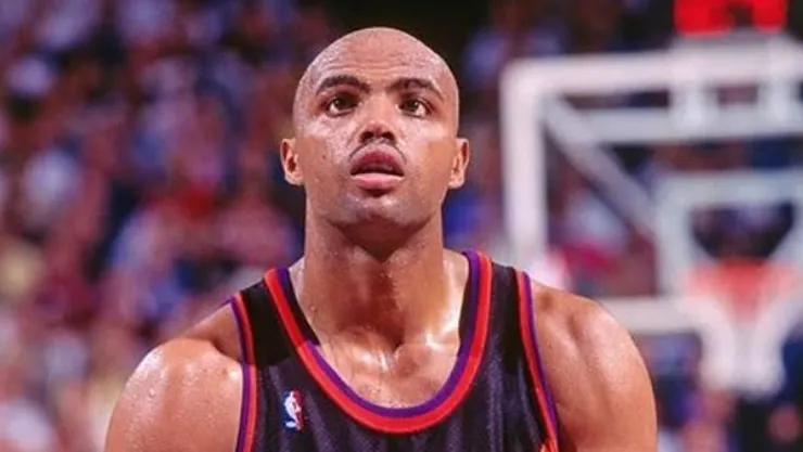 Charles Barkley a punto de lanzar en Phoenix Suns. (Foto: Instagram charles.barkley.fanpage)