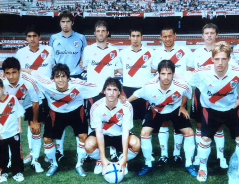 Ricardo Villalba, Fernando Pellegrino, Pablo Frontini, Jesús Méndez, Ricardo Rojas y Nicolás Domingo (arriba). Federico Almerares, Diego Bogado, Gonzalo Higuaín, Matías Abelairas y Jerónimo Morales Neumann (abajo), en la Reserva de River. (Foto: Instagram @ferpellegrino)