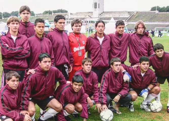 La categoría 86 de River en un torneo en Berlín. El Flaco sobresale por altura. De izquierda a derecha, el tercero de arriba es Falcao y abajo del colombiano aparece Augusto Fernández (Foto: Instagram @ferpellegrino)