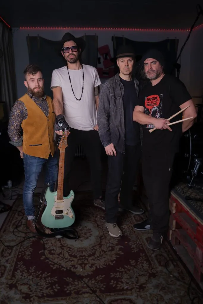 El Flaco y los integrantes de la banda. Además, trabaja entrenando arqueros juveniles para Osasuna. (Foto: Gentileza F. Pellegrino)