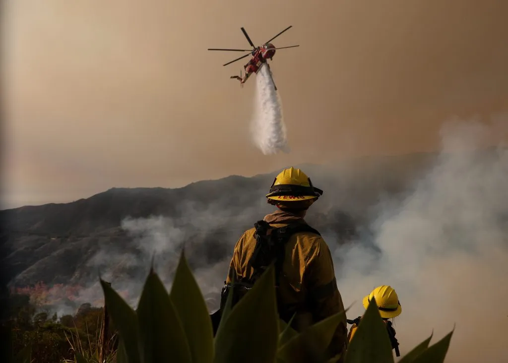 Desde helicópteros se combate el fuego en Los Angeles. (Foto: Getty).
