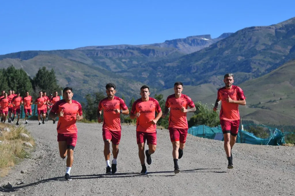 El plantel de River a puro entrenamiento en San Martín de los Andes. (Foto: Prensa River).