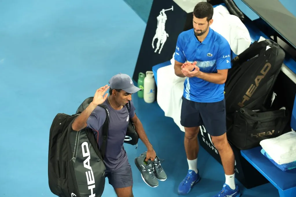 Nole aplaude a Basavareddy tras superarlo en la primera ronda del Abierto de Australia. (Foto: Getty).