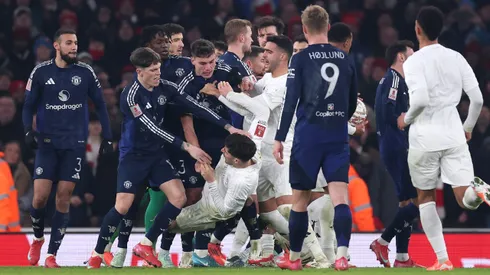 Manchester United y Arsenal podrían recibir quita de puntos por la gresca en el partido por la FA Cup.