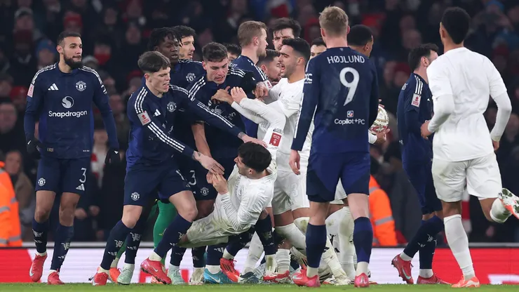 Manchester United y Arsenal podrían recibir quita de puntos por la gresca en el partido por la FA Cup.
