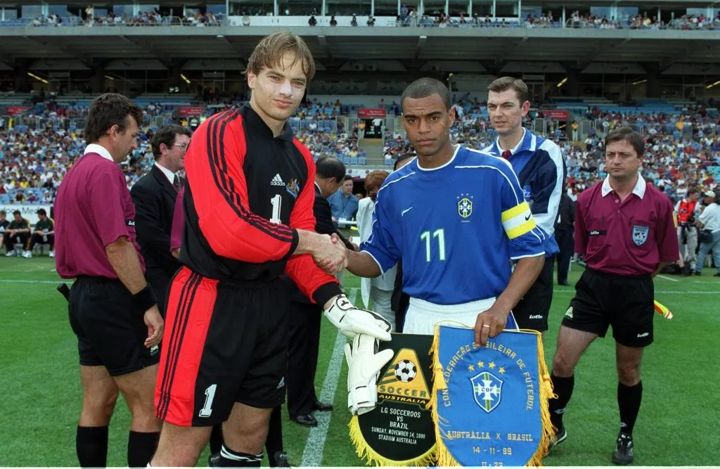 Bosnich y Denilson en un Australia vs. Brasil. (Foto: Getty).